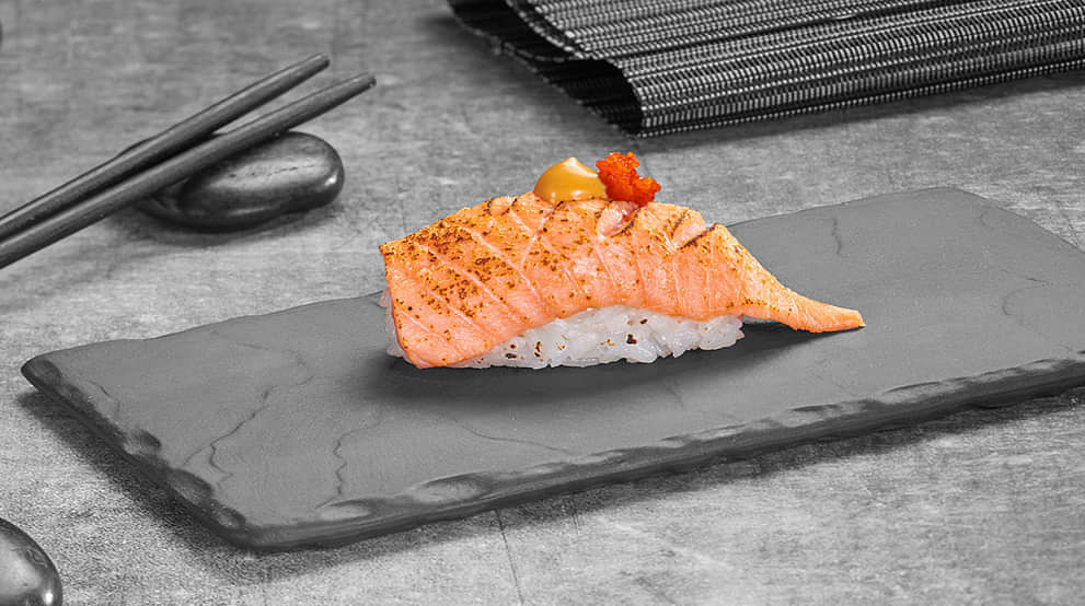 Опаленные суши с лососем меню Суши Мастер
